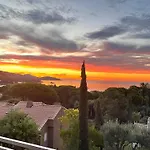 Le Lavandou, Rez De Jardin Dans Villa, 300 M Plages, Vue Mer, 5 Couchages