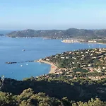 Le Lavandou, Rez De Jardin Dans Villa, 300 M Plages, Vue Mer, 5 Couchages Apartman