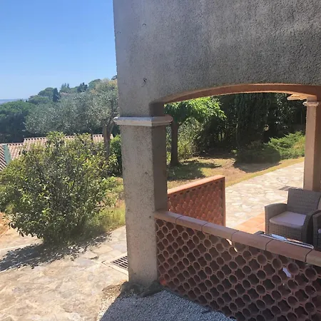 Appartement Le Lavandou, Rez De Jardin Dans Villa, 300 M Plages, Vue Mer, 5 Couchages *