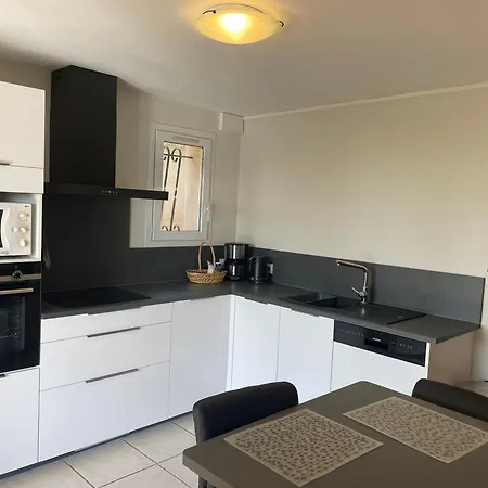 Le Lavandou, Rez De Jardin Dans Villa, 300 M Plages, Vue Mer, 5 Couchages Apartment *