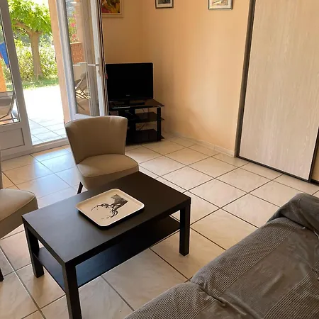 Le Lavandou, Rez De Jardin Dans Villa, 300 M Plages, Vue Mer, 5 Couchages Appartement