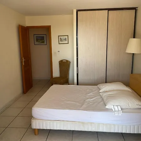 Le Lavandou, Rez De Jardin Dans Villa, 300 M Plages, Vue Mer, 5 Couchages Appartement *