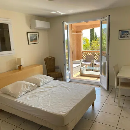 Appartement Le Lavandou, Rez De Jardin Dans Villa, 300 M Plages, Vue Mer, 5 Couchages *