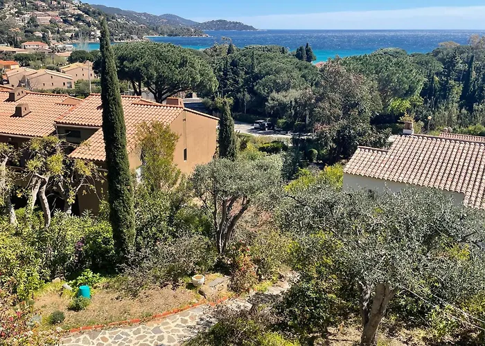 Le Lavandou, Rez De Jardin Dans Villa, 300 M Plages, Vue Mer, 5 Couchages * Le Lavandou