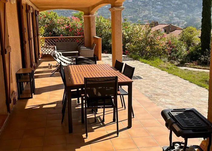 Le Lavandou, Rez De Jardin Dans Villa, 300 M Plages, Vue Mer, 5 Couchages Apartment