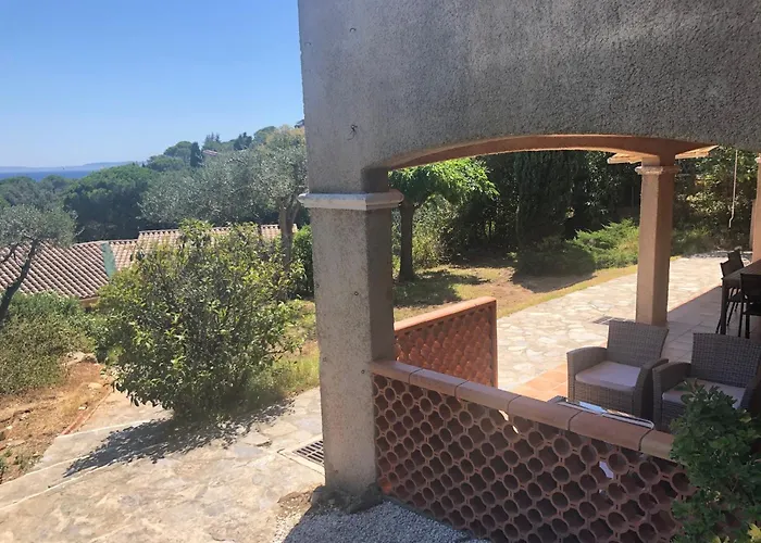 Apartment Le Lavandou, Rez De Jardin Dans Villa, 300 M Plages, Vue Mer, 5 Couchages *