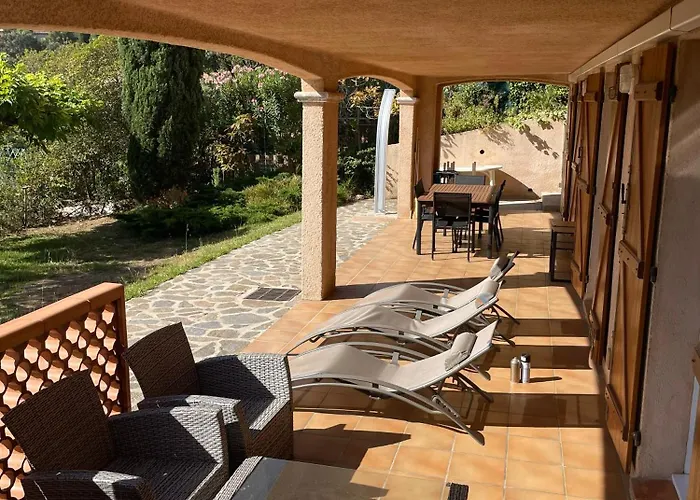 Le Lavandou, Rez De Jardin Dans Villa, 300 M Plages, Vue Mer, 5 Couchages *