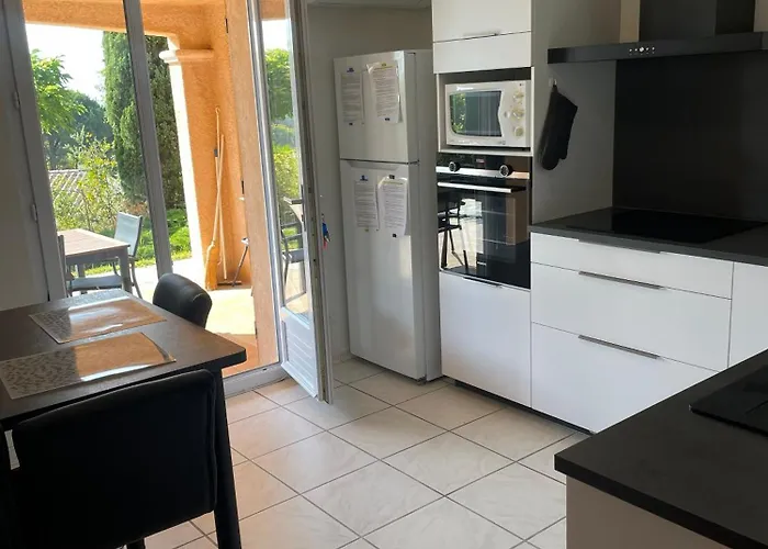 Apartment Le Lavandou, Rez De Jardin Dans Villa, 300 M Plages, Vue Mer, 5 Couchages Le Lavandou