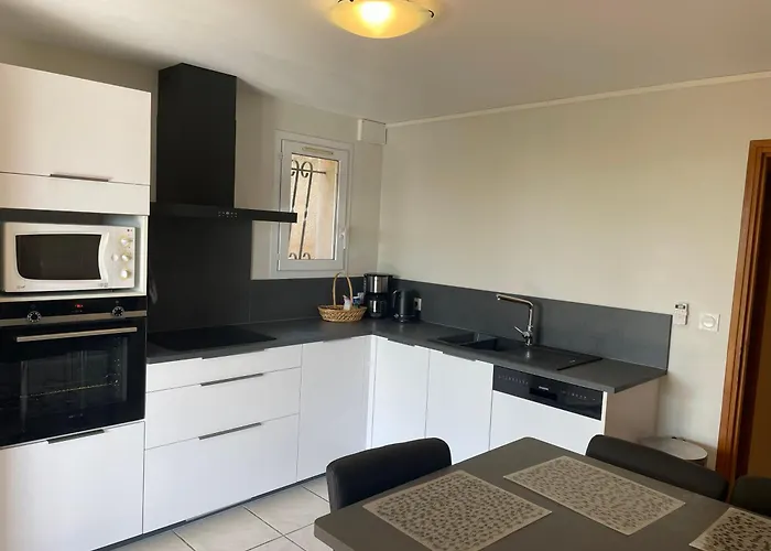 Le Lavandou, Rez De Jardin Dans Villa, 300 M Plages, Vue Mer, 5 Couchages Apartment *