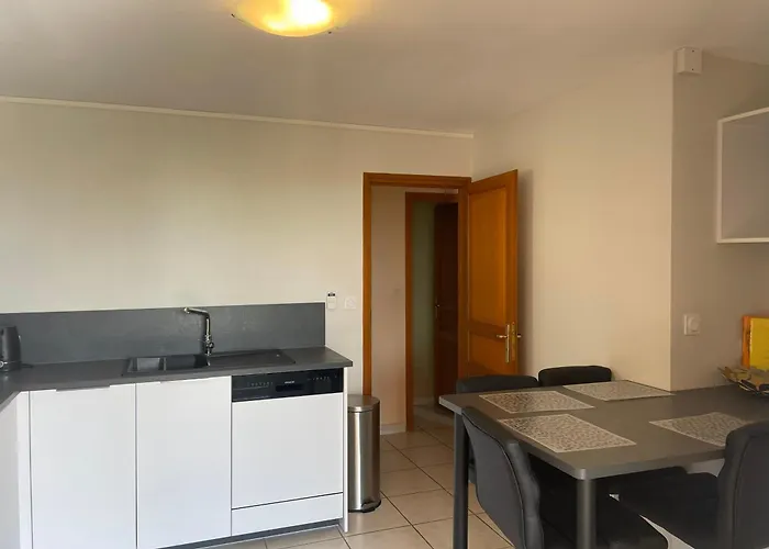 Le Lavandou, Rez De Jardin Dans Villa, 300 M Plages, Vue Mer, 5 Couchages Le Lavandou