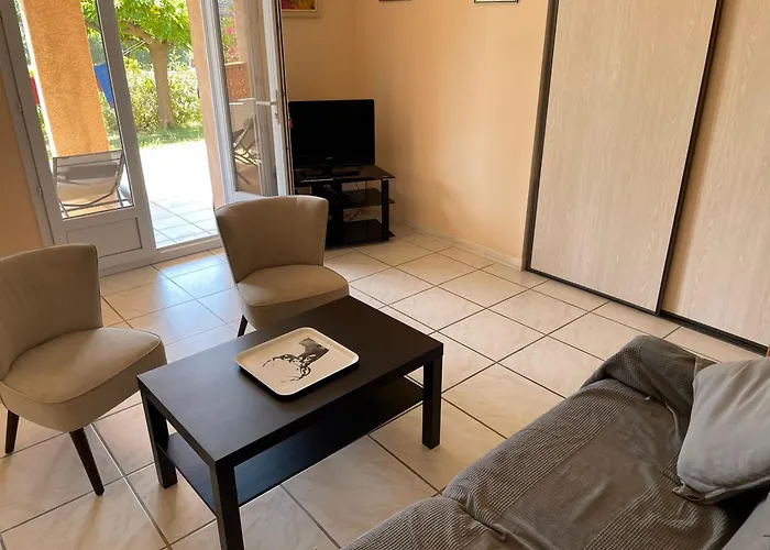 Le Lavandou, Rez De Jardin Dans Villa, 300 M Plages, Vue Mer, 5 Couchages Apartment