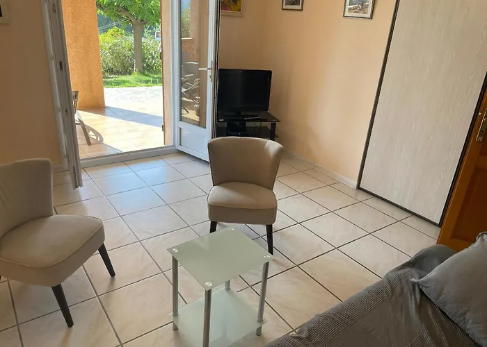 Apartment Le Lavandou, Rez De Jardin Dans Villa, 300 M Plages, Vue Mer, 5 Couchages *