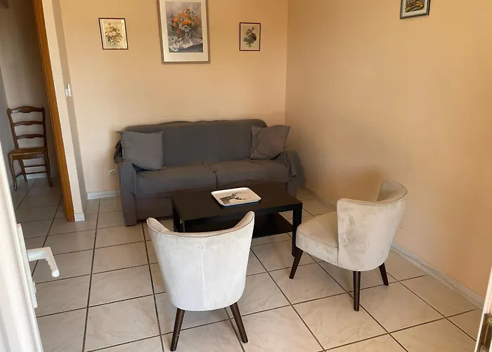 Le Lavandou, Rez De Jardin Dans Villa, 300 M Plages, Vue Mer, 5 Couchages *