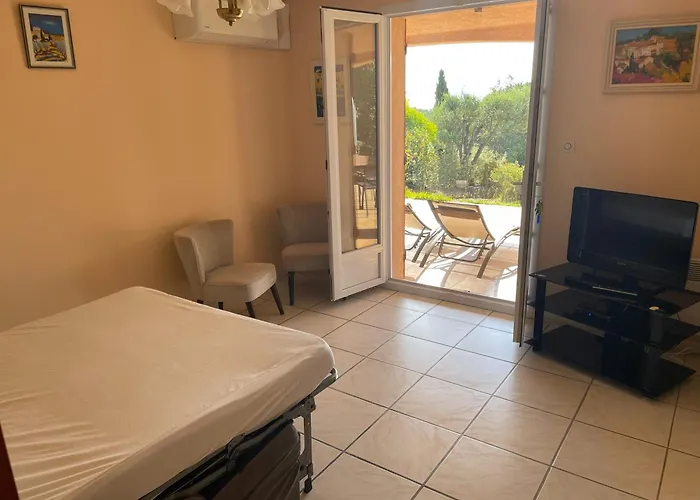 Le Lavandou, Rez De Jardin Dans Villa, 300 M Plages, Vue Mer, 5 Couchages *