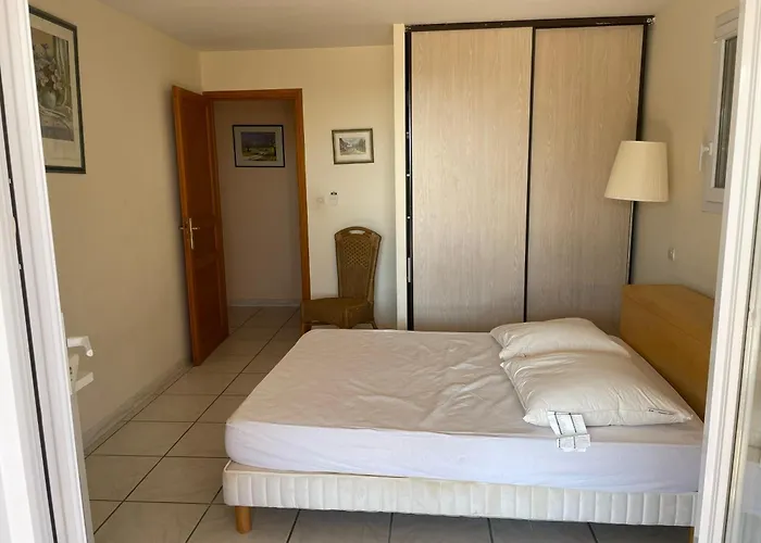 Le Lavandou, Rez De Jardin Dans Villa, 300 M Plages, Vue Mer, 5 Couchages Apartment *