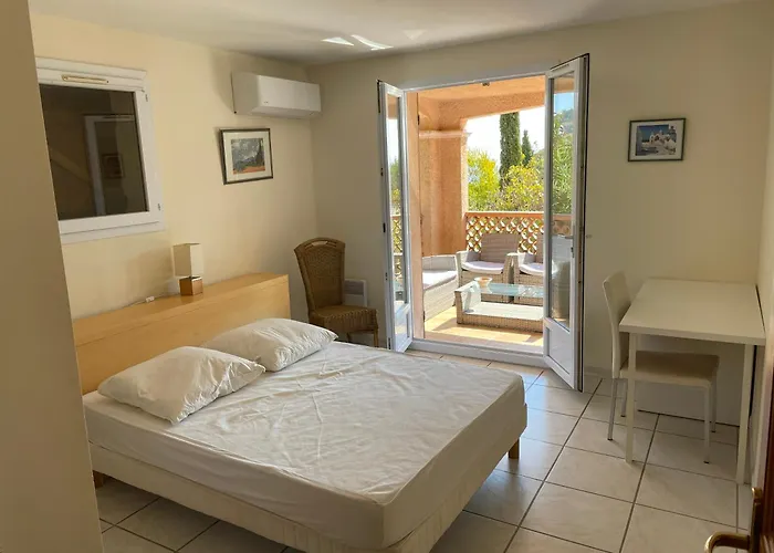 Apartment Le Lavandou, Rez De Jardin Dans Villa, 300 M Plages, Vue Mer, 5 Couchages *