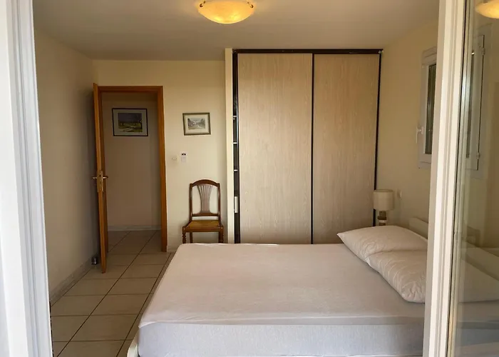 Apartment Le Lavandou, Rez De Jardin Dans Villa, 300 M Plages, Vue Mer, 5 Couchages Le Lavandou