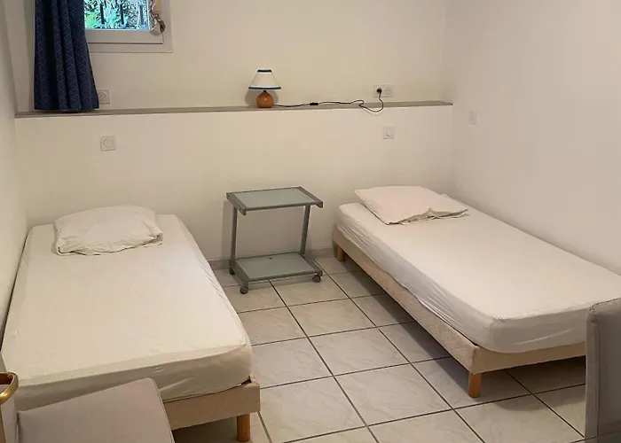 Apartment Le Lavandou, Rez De Jardin Dans Villa, 300 M Plages, Vue Mer, 5 Couchages