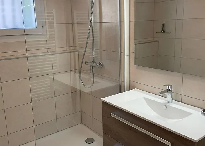 Le Lavandou, Rez De Jardin Dans Villa, 300 M Plages, Vue Mer, 5 Couchages Apartment *