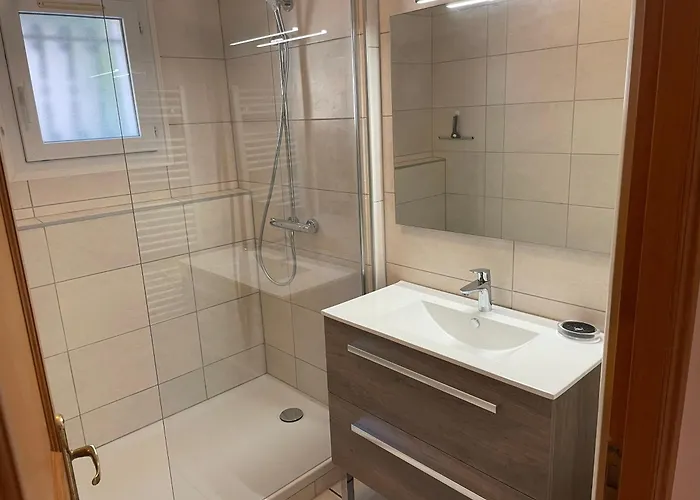 Le Lavandou, Rez De Jardin Dans Villa, 300 M Plages, Vue Mer, 5 Couchages Apartment *