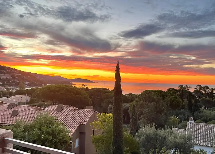 Le Lavandou, Rez De Jardin Dans Villa, 300 M Plages, Vue Mer, 5 Couchages