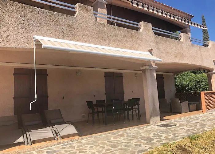 Le Lavandou, Rez De Jardin Dans Villa, 300 M Plages, Vue Mer, 5 Couchages Apartment *