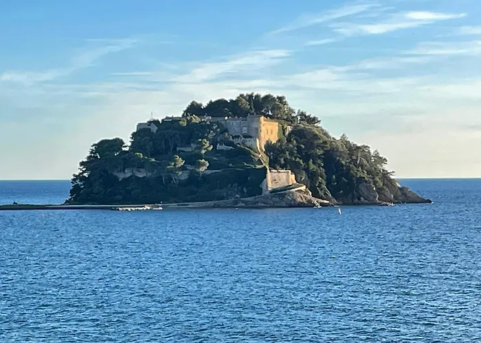 Le Lavandou, Rez De Jardin Dans Villa, 300 M Plages, Vue Mer, 5 Couchages