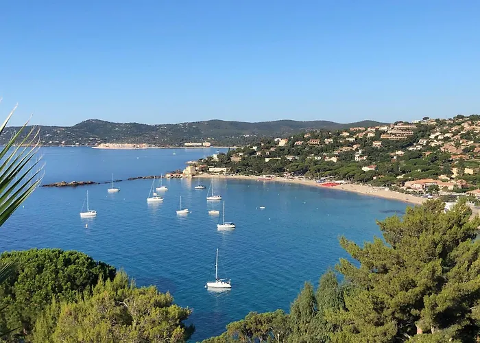Le Lavandou, Rez De Jardin Dans Villa, 300 M Plages, Vue Mer, 5 Couchages *
